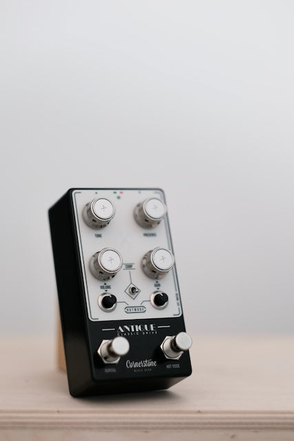 Antique V3 - Black/White