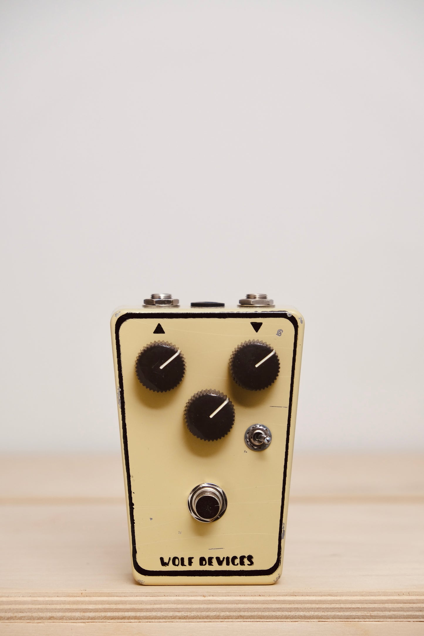 Wolf Devices Dual Fuzz Cream w/Brown Knobs